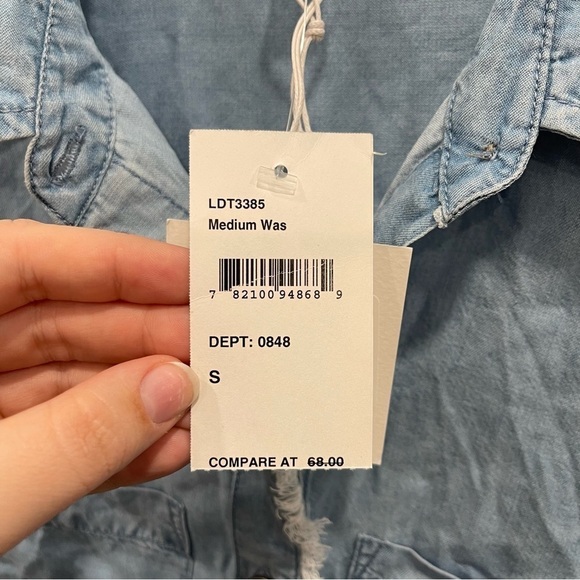 BeachLunchLounge Harlow Denim Shirt Medium Wash Frayed Trim Size Small - Picture 5 of 13